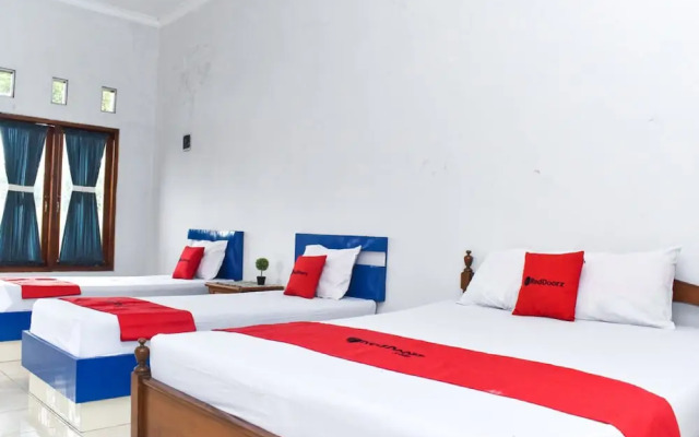 RedDoorz near Hartono Mall