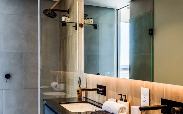 Deluxe Urban Retreat Summit on Quarter