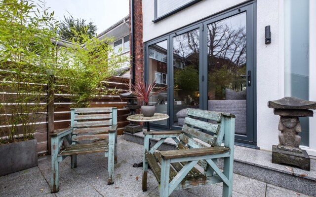 Contemporary Burntwood Grange Demeure - TFR