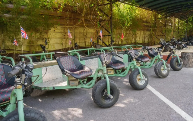 Khum Damnoen Resort