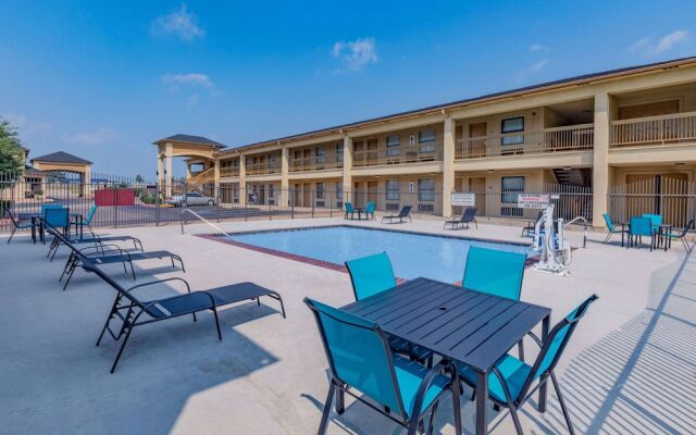 Days Inn And Suites Huntsville