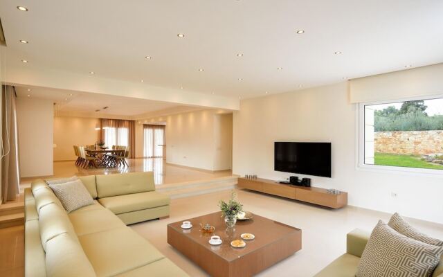 Melitini in Souda With 7 Bedrooms and 6 Bathrooms
