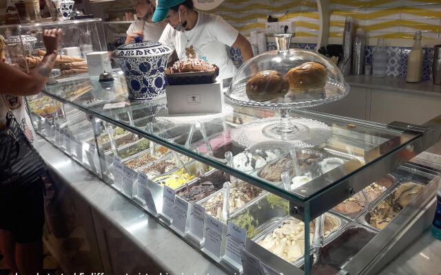 VOMERO-ROSSINI restored, 4 pax, 2 bath, wifi, aircond