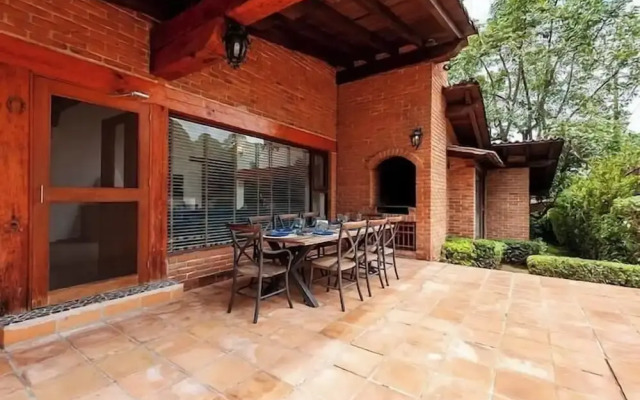 Incredible Property with Huge Garden and Pool!