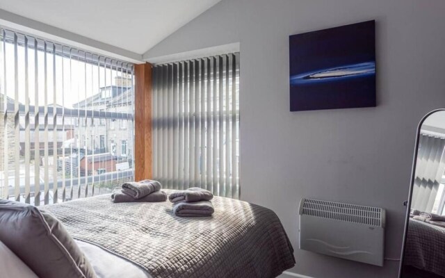 Riverside Balcony With Parking Minutes To Saltaire