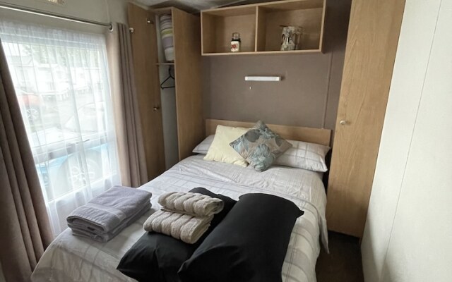 Impeccable 4-bed Caravan in Clacton-on-sea