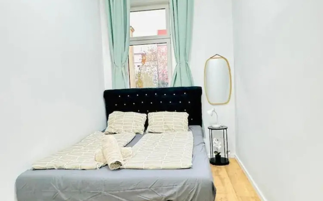 Stylish 9BR Apartment for 18 Guests