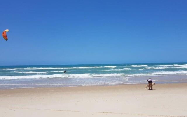 2 QUARTOS em CONDOMÍNIO TRANQUILO com PISCINA Estacionamento coberto  PARQUINHO para CRIANCAS - Cozinha Completa, VENTILADO, nascente, AR CONDICIONADO  800m da praia do PORTO DAS DUNAS e BEACH PARQUE - Ceará