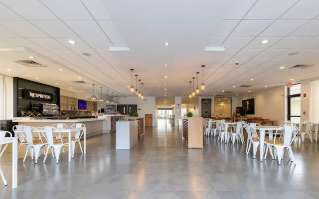 Entire Studio With Free Shuttle to Disney