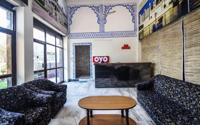 OYO 15212 Hotel Seema