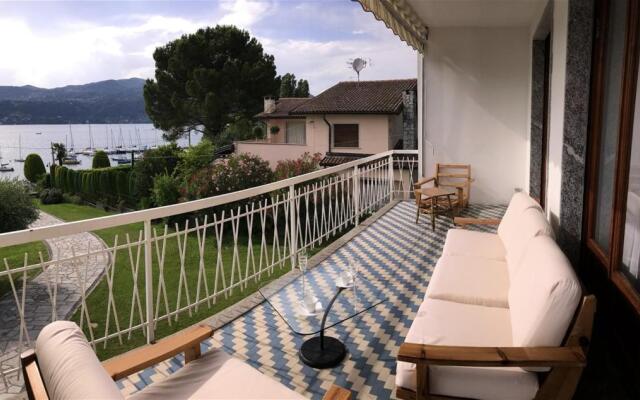 4 bedrooms villa at Ranco 100 m away from the beach with lake view private pool and enclosed garden