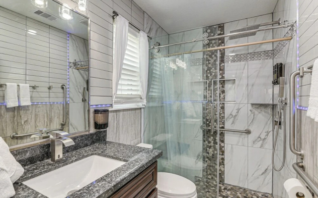 Galveston Group Getaway ~ 2 Blocks to Beach!