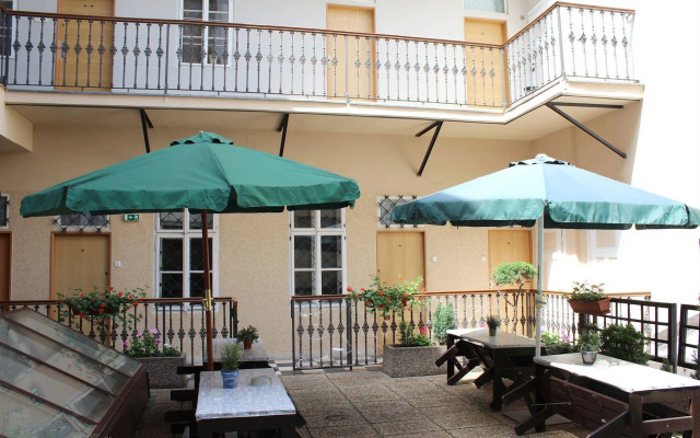 Alice Apartment House