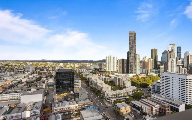 Chic 1-bed With Parking, Pool and Gym