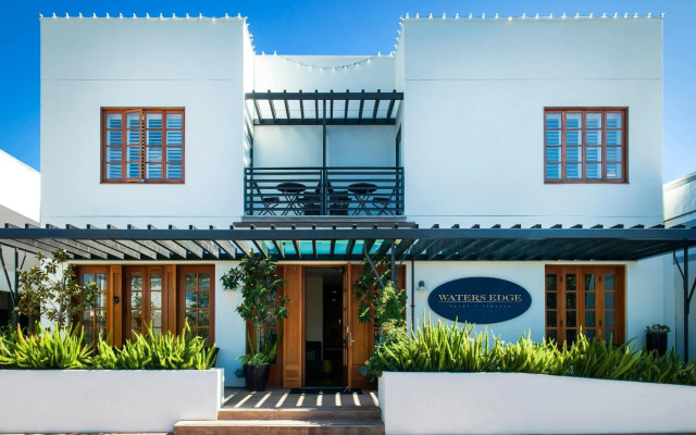 Waters Edge Hotel