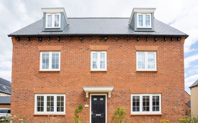 Lovely 5-bed House in Centre of Bicester Village