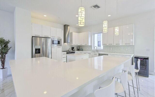Tri-level Pompano Beach Townhouse by RedAwning