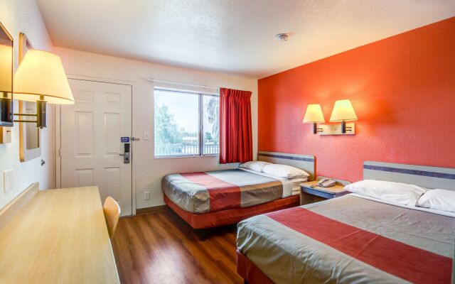 Super 8 by Wyndham Tracy