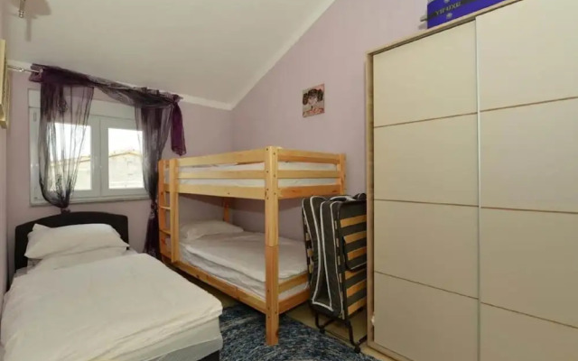 Home With Swimming Pool & Outdoor Kitchen