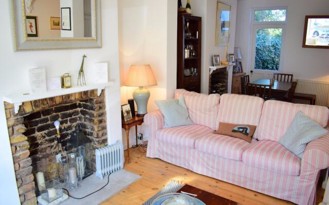 1 Bedroom Home With Private Garden in Barons Court