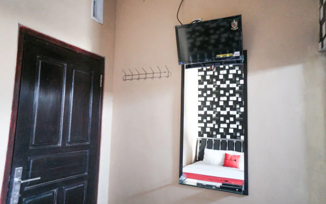 RedDoorz near Alun Alun Batu