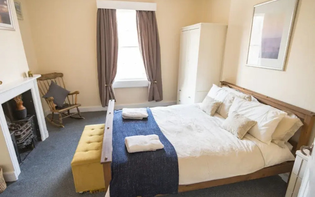 Three Bedroom Apartment Next To Pub