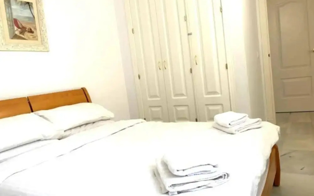 Beach Apartment - Sleeps 6, Pool & Private Terrace