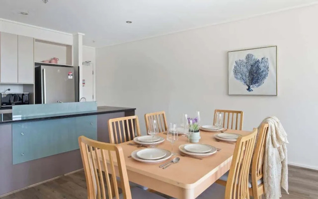 Large 3BR Apt Near Crown, Sleeps 10, Free Parking