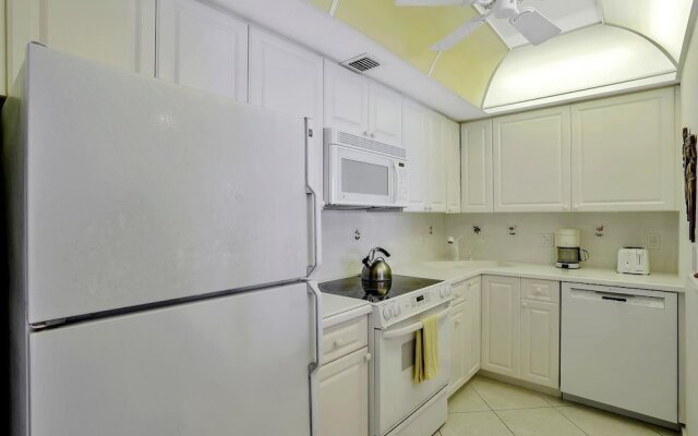 Modern 11th Floor Beachfront Condo With Views/pool