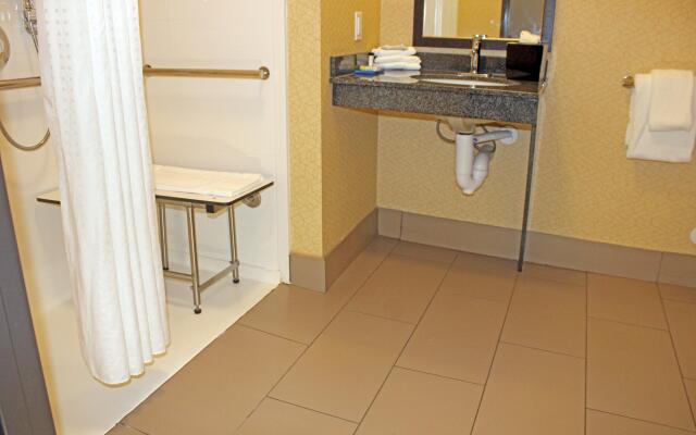 Holiday Inn Express & Suites Bakersfield Airport by IHG