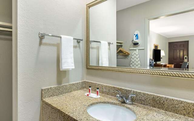 Super 8 by Wyndham Kansas City Airport North