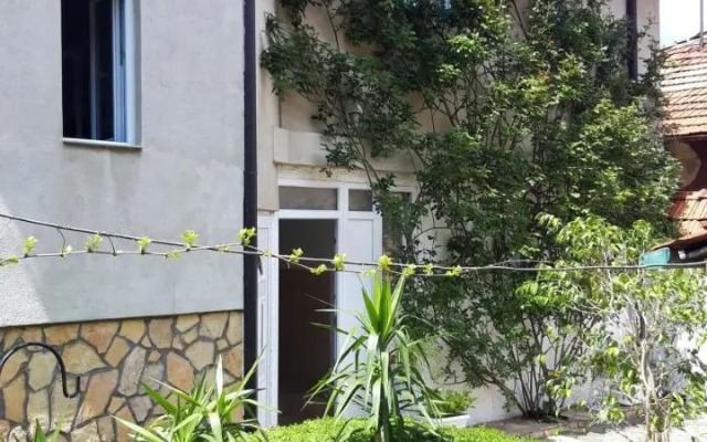 Modern&Cozy Bosnian house with GARDEN+FREE parking