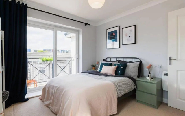 Stylish 2 Bed Flat Near Station, Parking, Sleeps 6