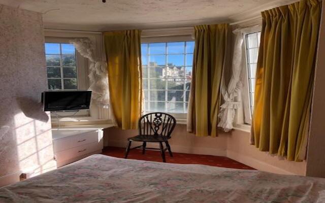 Oyo The Chatsworth Hotel