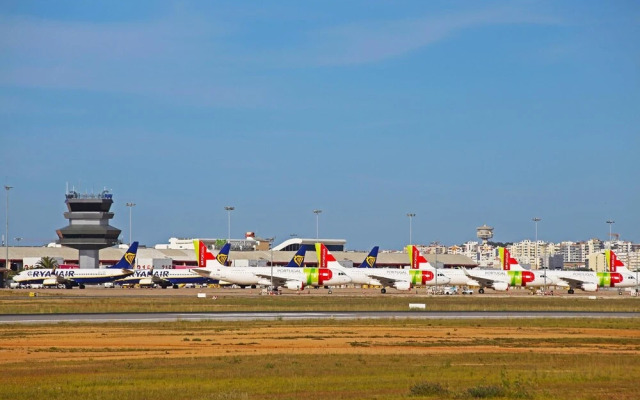 Faro Airport Flat 1 by Homing