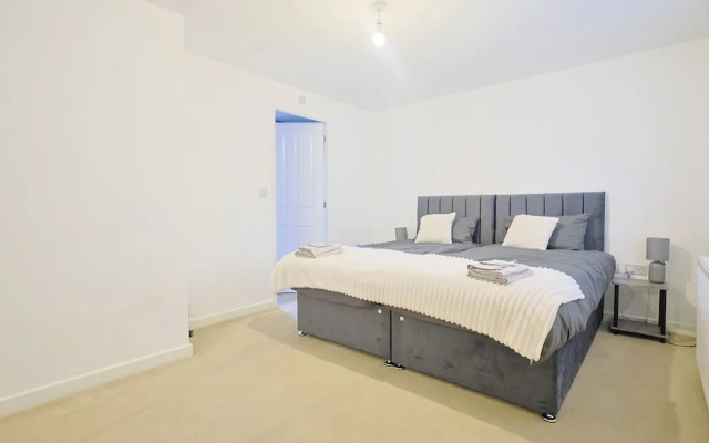 Manchester 3-beds, Sleeps 6 With On-site Parking