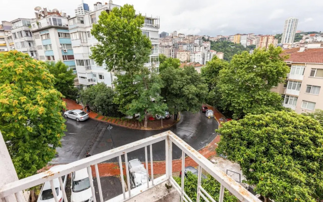 Eclectic and Cenral Flat With City View in Sisli