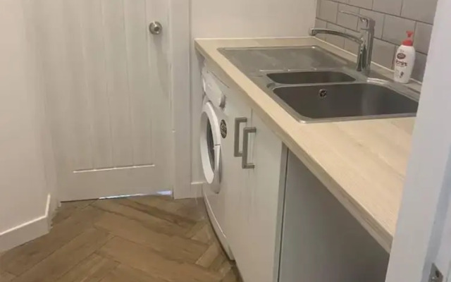 Beautiful 2-bed Study or Visit Flat