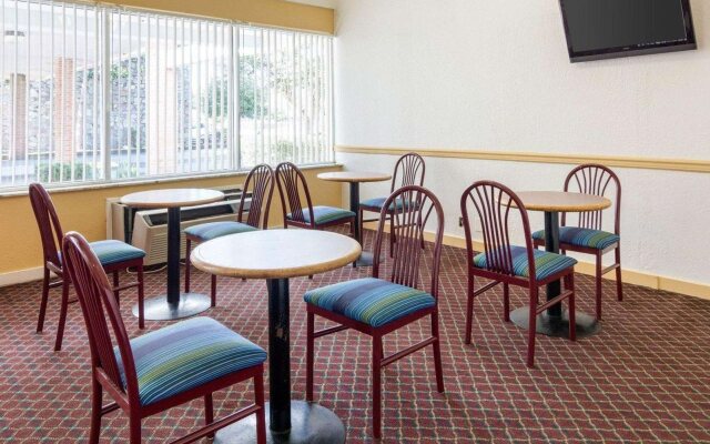 Rodeway Inn Emporia Inn