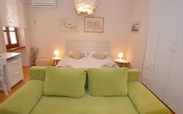 Simple and Sunny Studio Apartment