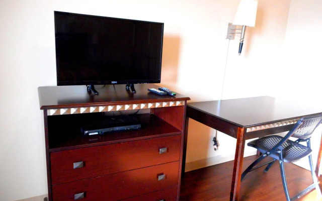 Crossroads Inn & Suites