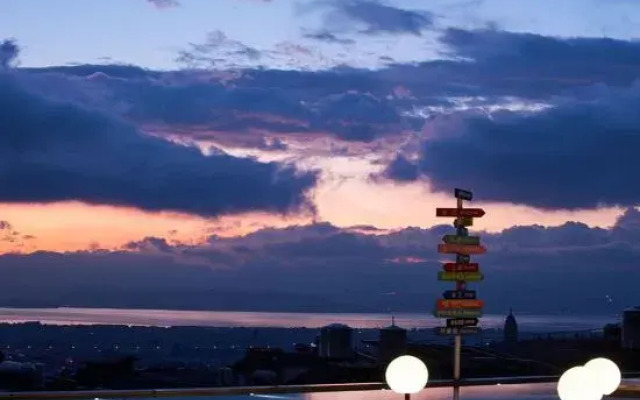 Chunshan · Sky City Hostel