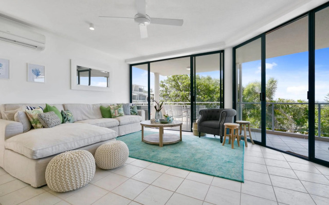 Sunny and spacious Sunshine Beach