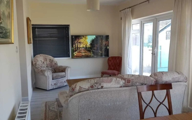 Captivating 2-bed House in Warden and Close to sea