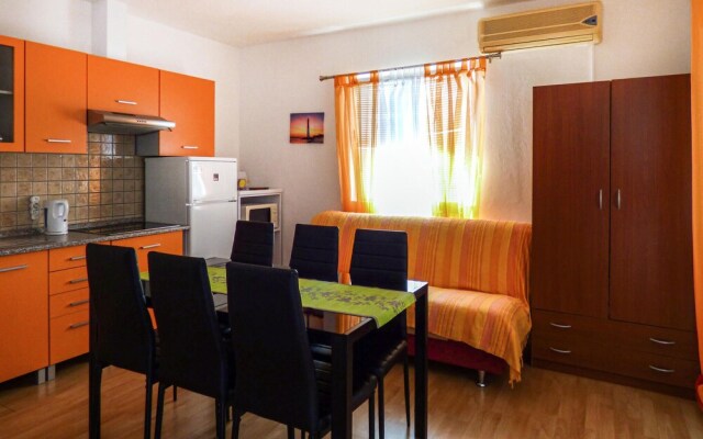 Awesome Home in Mimice With 3 Bedrooms, Jacuzzi and Wifi