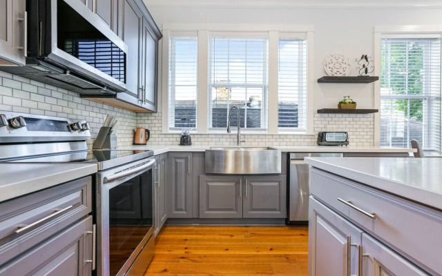 Stunning Modern and Fully-Upgraded 5 BR with Pool