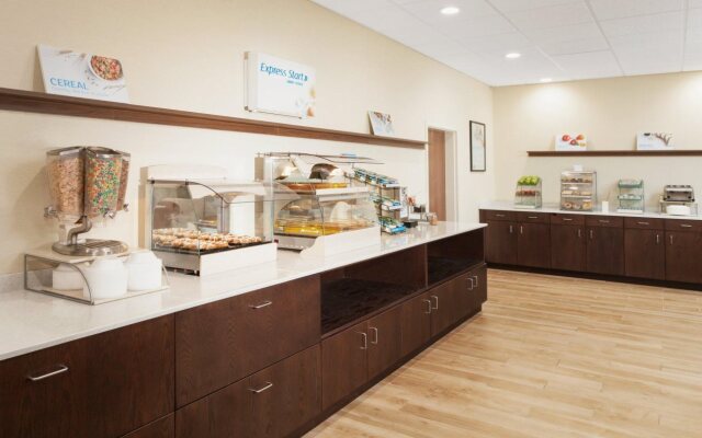 Holiday Inn Express & Suites Sandusky by IHG