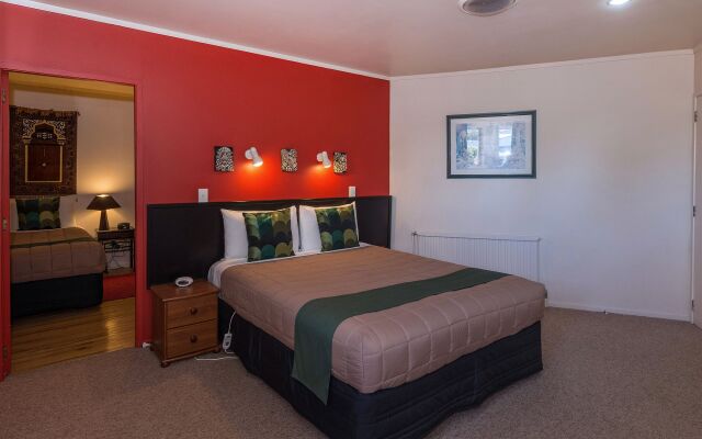 MALFROY motor lodge Rotorua - Accommodation and Mineral Pool