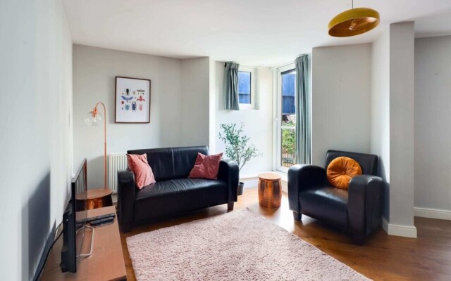 Beautiful & Vibrant 2BD Home w/ Balcony - Hackney!