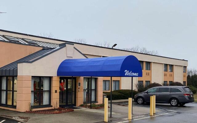 All Seasons Inn & Suites